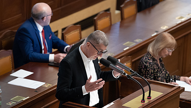 Poslanci přitvrdí proti převaděčům. Rozhodnou o penězích pro učitele