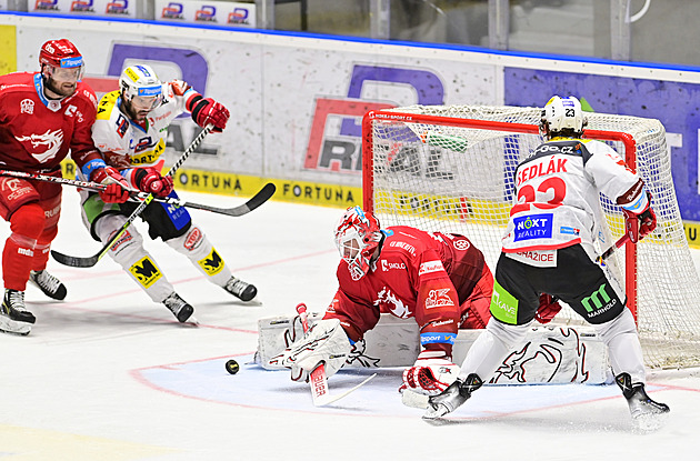 ONLINE: Pardubice - Třinec. Semifinále pokračuje, srovnají hosté stav série?