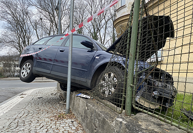 Mladík pod vlivem alkoholu a drog dostal smyk, s autem skončil na plotě