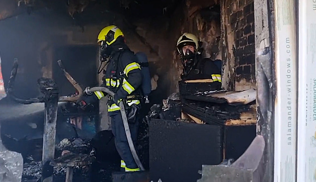 Před příjezdem hasičů likvidovali požár domu sousedé, donesli 16 minimaxů