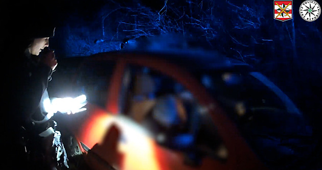 Muž dostal po vodce hlad, při cestě autem k fastfoodu naboural do sloupu