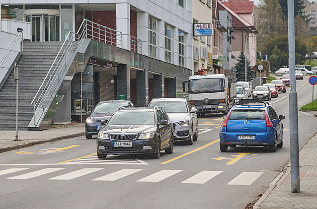 Na k�i�ovatce u Kolektivního domu ve Zlín� se tvo�í fronty. B�eznická ulice,...