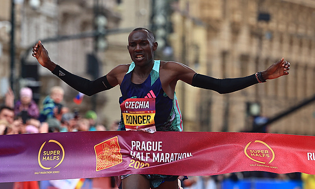 Keňané opět vládli, Pražský půlmaraton vyhráli Konga a favoritka Kimaisová