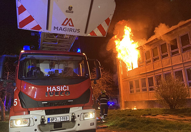 Požár na pražské ubytovně. Jeden mrtvý, 17 zraněných