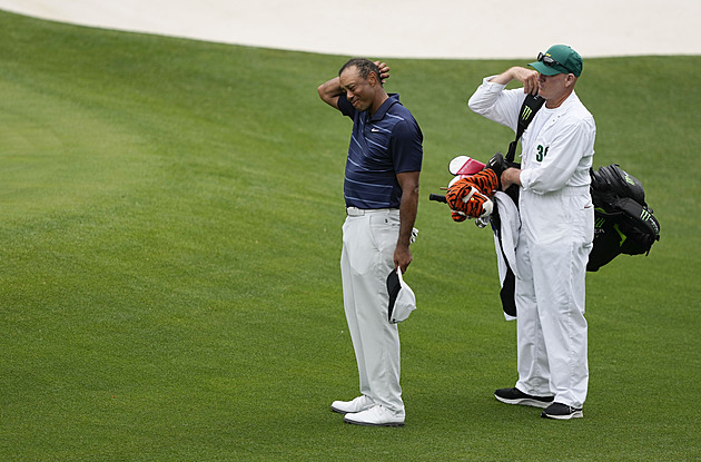 Konec trápení. Zraněný Woods odstoupil z golfového Masters