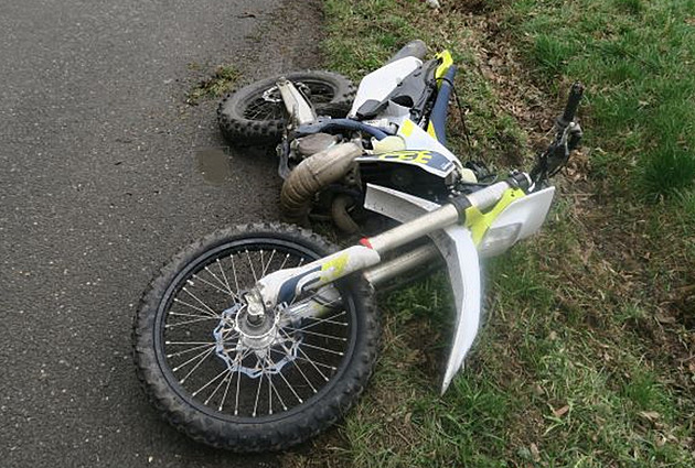 Policisté chytili zdrogovaného motorkáře se zákazem řízení, skončil ve vazbě
