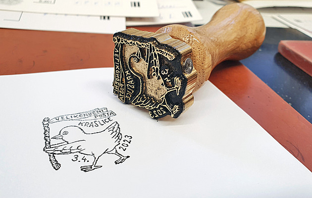 Velikonoční razítko z Kraslic zdobí kuře, pošta jím označí stovky zásilek
