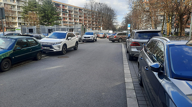 V pardubické ulici Druby není kde zaparkovat, idii nechávají auta na...