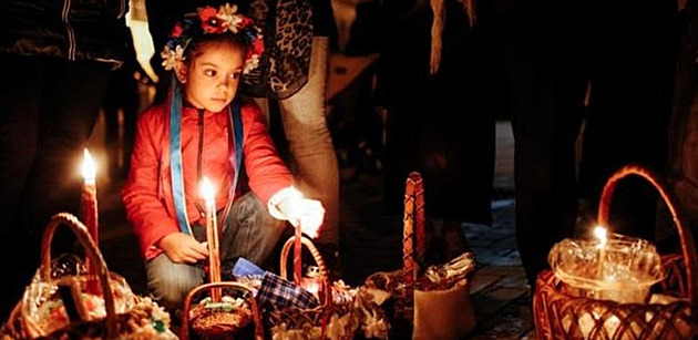 Při pečení nemluví a do kostela chodí večer, tak slaví Velikonoce Ukrajinci