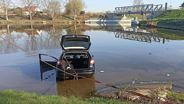 Řidič na Mělnicku nedbale zabrzdil auto, sjelo mu do plavebního kanálu