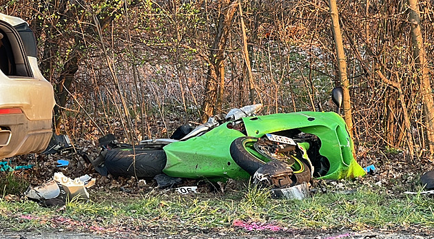 Motorkář v pražských Kbelích nepřežil střet s autem, zůstal pod ním zaklíněný