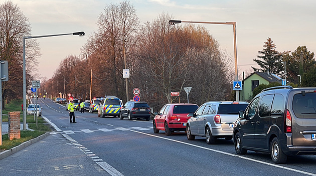 Na průtahu Karlovými Vary se srazil náklaďák s motorkou, jeden člověk zemřel