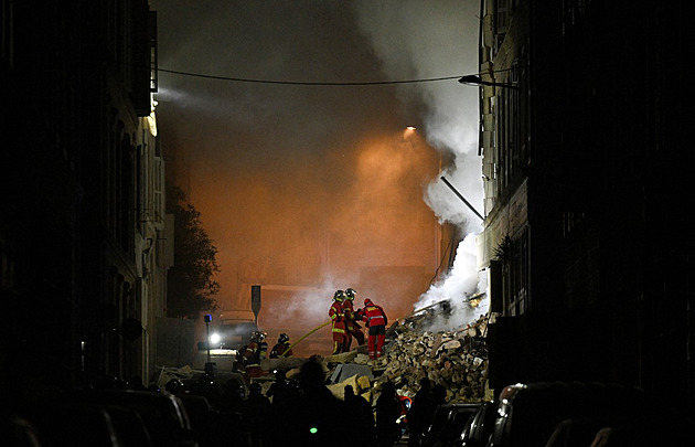 V Marseille se zřítil dům. Požár se nedaří uhasit, uvnitř mohou být živí