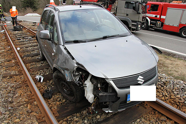 Řidič usnul a sjel ze silnice na koleje, jen díky štěstí auto nesmetl vlak