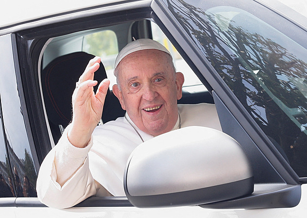 Papež František opustil nemocnici. Ještě jsem naživu, žertoval při odchodu
