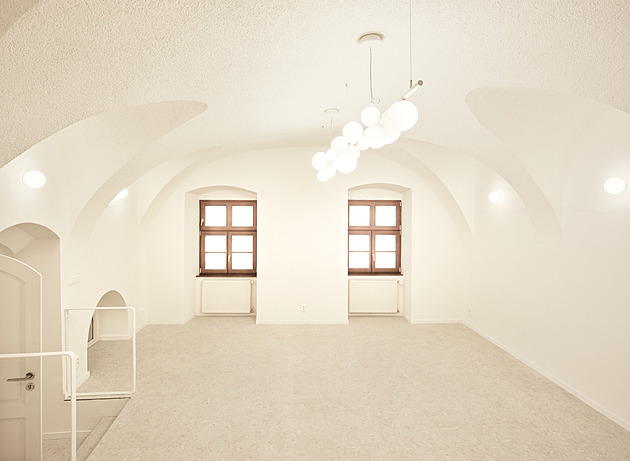 Dům ze 17. století si skvěle rozumí s nábytkem z perforovaného plechu