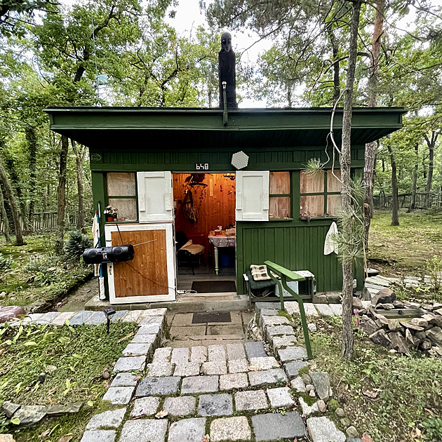 Stará chata se zbavila letitých krámů, dostala i průhlednou koupelnu