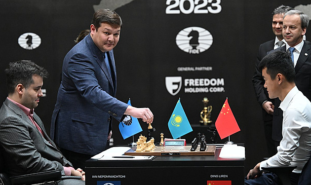 První partie zápasu o šachového mistra světa skončila v Astaně smírně