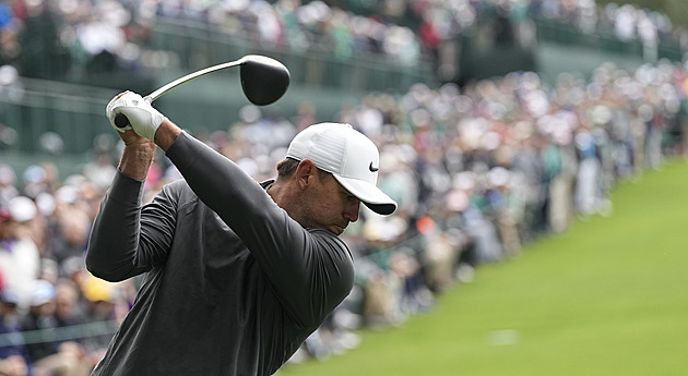 Před závěrečným kolem golfového Masters vede Koepka o dvě rány před Rahmem