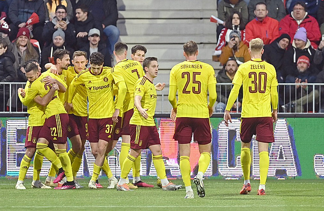 Pardubice - Sparta 0:2, oba góly hlavou v první půli, vítězové jdou do čela