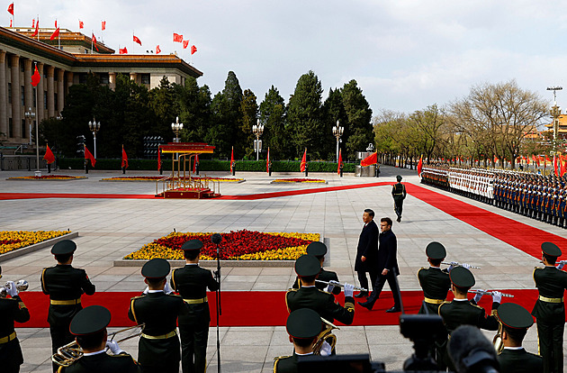 Spoléhám na vás, že Rusku domluvíte, řekl Macron v Pekingu Si Ťin-pchingovi