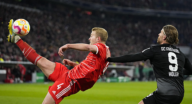 Bayern vyřazen z Německého poháru, Freiburg rozhodl v nastavení