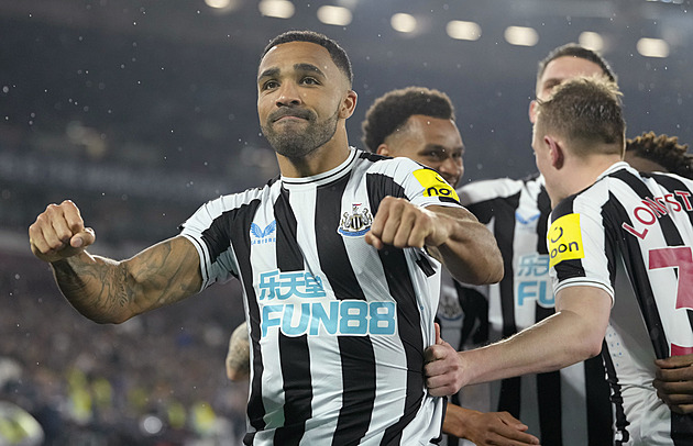 ONLINE: Newcastle hájí třetí místo na Aston Ville, v akci také Chelsea a Tottenham