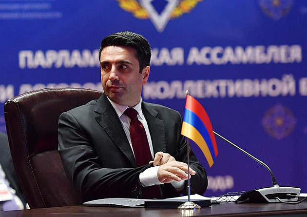 Urážky si zaslouží reakci, řekl šéf arménského parlamentu. Poplival oponenta