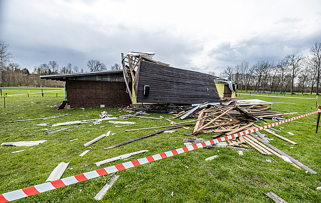 Vítr vzal fotbalistům z kabin střechu i s kusem zdi, hrát teď musejí jinde