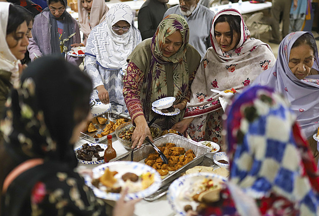 Večer končí ramadán, v Bruselu se bude hlasovat o dekriminalizaci homosexuality