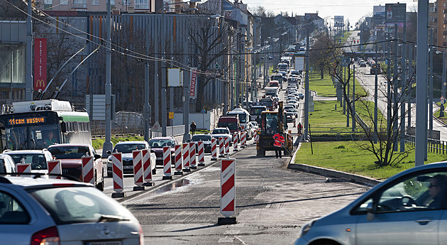 VIDEO: V Plzni začala další oprava na Rokycanské, řidiči stáli v kolonách