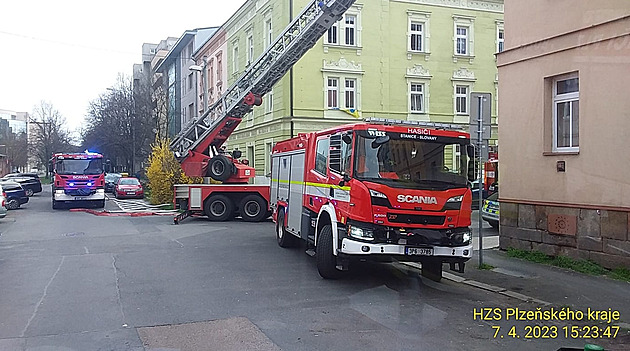 Pobodal dva lidi a pak zapálil byt. Kouř přidusil i zasahující policisty