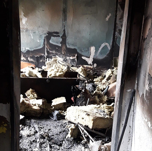 Pobodal dva lidi a zapálil byt. Kouř přidusil i zasahující policisty