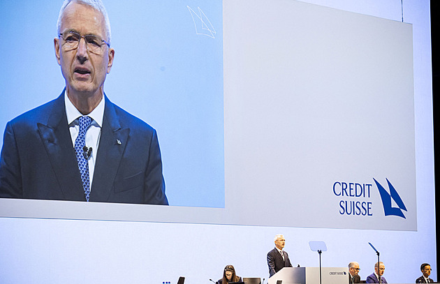 Mrzí mě to, sypal si popel na hlavu šéf Credit Suisse před akcionáři
