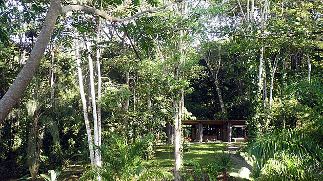 Postavili si dům, místo zdí má závěsy. Zatím v něm žijí bez problémů