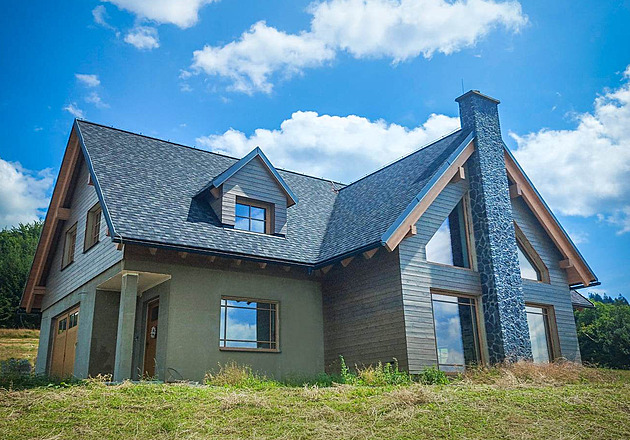 Bez vody, elektřiny a cesty se vrhli na stavbu vysněného domu v Beskydech