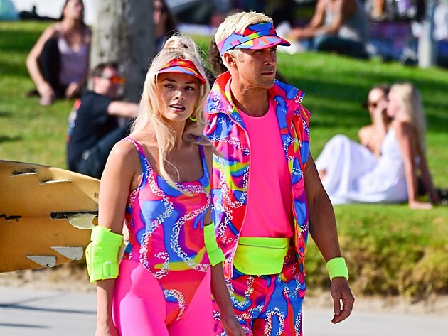 Margot Robbie a Ryan Gosling bhem naten filmu Barbie v kalifornskm Venice...