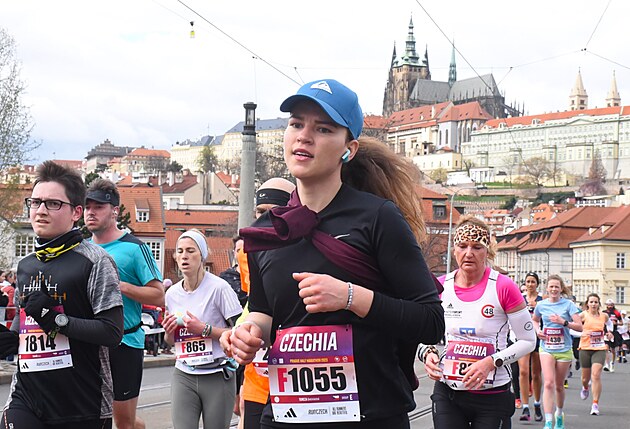 <p>Za příznivého počasí se dnes v historickém centru Prahy konal 23. ročník půlmaratonu. Na trať se vydalo téměř 12 000 běžců a běžkyň. Mezi nimi tradičně nechyběl redaktor Deníku Metro David Halatka. Zvítězil Keňan Roncer Kipkorir Konga.</p>