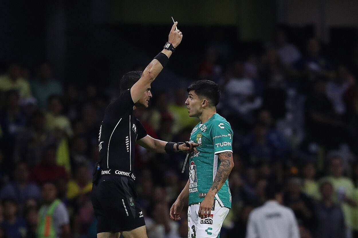 Rozhodčí v Mexiku ztratil nervy a kopnul fotbalistu do rozkroku. Rok si nezapíská