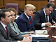 Bývalý prezident Donald Trump sedí se svým týmem obhájců u soudu na Manhattanu....