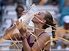 Petra Kvitová si uívá trofej pro vítzku turnaje v Miami.