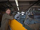 Muzejn�k a restaur�tor historick�ch motor� Pavel �ercl u trupu letounu Zl�n...