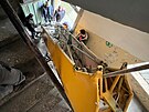Sthování trupu letounu po schoditi Jizerskohorského technického muzea.