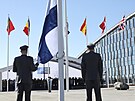 Pípravy na vytaení finské vlajky ped centrálou NATO v Bruselu (4. dubna 2023)