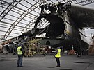 Dlníci si prohlíí zniené zbytky Antonova An-225 Mrija, nejvtího nákladního...