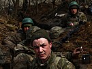 Písluník ukrajinské armády bhem pestelky na frontové linii v oblasti...