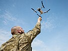 Vojáci cvií vypoutní dron na základn jednotky na stední Ukrajin.  (24....