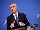 Generální tajemník NATO Jens Stoltenberg ped zasedáním ministr zahranií NATO...