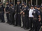 Policisté ped budovou soudu na Manhattanu v New Yorku. (4. dubna 2023)