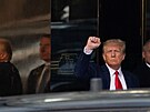 Bývalý prezident Donald Trump opoutí Trump Tower v New Yorku. (4. dubna 2023)